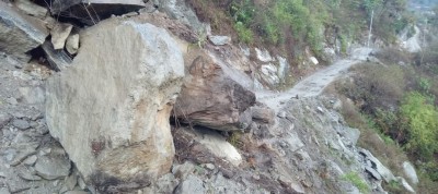  सुक्खा पहिरोले अवरुद्ध बेसीसहर- चामे सडक सञ्चालन  